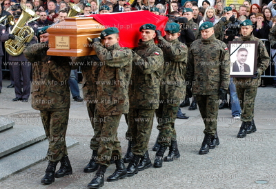 Cialo tragicznie zmarlego, w katastrofie lotniczej...