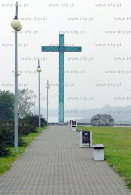 Krzyz i tablica upamietniajaca tragiczna smierc ksiedza...