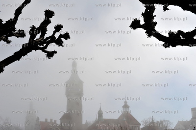 Sopot.  Mgla na sopockiej plazy. Nz. zabytkowa latarnia...