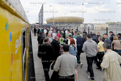 Pierwsi kibice przyjechali w czwartek kolejka SKM do...