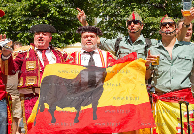Gdansk. Ulica Dluga. Hiszpanscy kibice na ulicach starego...
