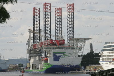 Gdansk. Nabrzeze Obroncow Westerplatte. Podniesienie...