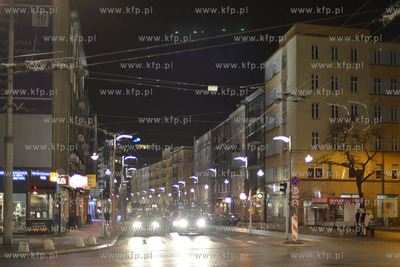 Gdynia. Centrum miasta wieczorowa pora. Nz. Witryny...