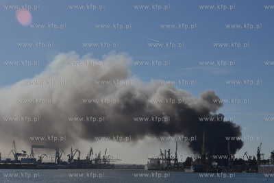 Pozar hali na terenie stoczni Marynarki Wojennej w...