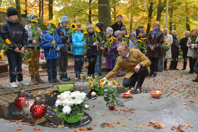 Cmentarz Gdynia Witomino. Uroczystosci w 15 rocznice...