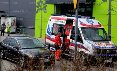 W Chojnicach, przed wejsciem do jednego z supermarketow...