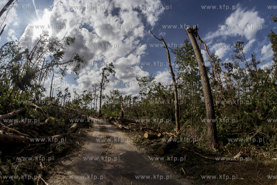 Skutki nawałnicy, która z piątku na sobotę przeszła...