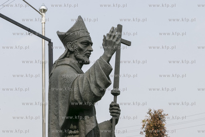 Pomnik Św. Wojciecha, pierwotnie usytuowany na zieleńcu...