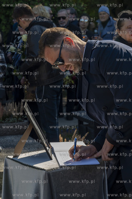 Gdańsk. Cmentarz Łostowicki. Uroczystości pogrzebowe...