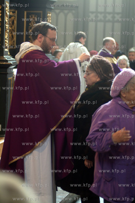 Sroda popielcowa, kosciol sw. Mikolaja w Gdansku.5.03.2003fot....