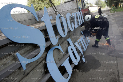 Prezes stoczni Andrzej Jaworski wraz z Karolem Guzikiewiczem...