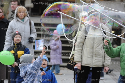 Festiwal baniek mydlanych w Gdansku na Dlugim Targu....