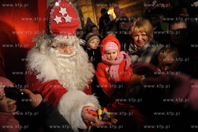 Gdansk. Sw. Mikolaj tradycyjnie przybyl do miasta lodzia....