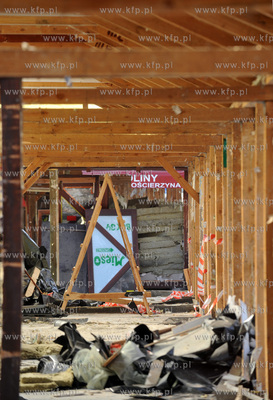 Rozbiorka pawilonow handlowych wzdluz starych murow...