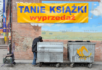 Gdansk Wrzeszcz, ul. Partyzantow. Ubogi wygrzebuje...