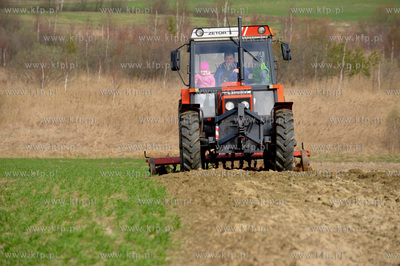 Wiosenne prace rolne w Sulminie na Kaszubach. 14.04.2011...