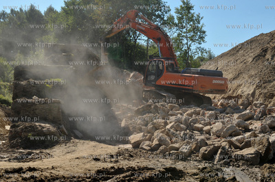 Wyburzanie ostatniego starego wiaduktu dawnej trasy...