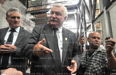 Lech Walesa na budowie ECS. Bylemu prezydentowi towarzyszyl...