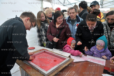 Gdanska Parada Niepodleglosci. W namiocie na Targu...