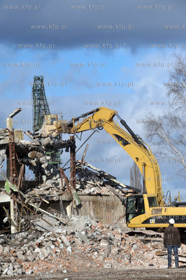 Tereny bylej Stoczni Gdanskiej. Wyburzanie budynku...