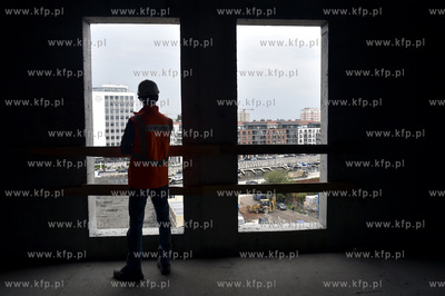 Uroczystosc zawieszenia wiechy na budowanym kompleksie...