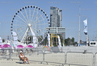 Plaża Gdynia - Środmieście. Nz. Koło widokowe w...
