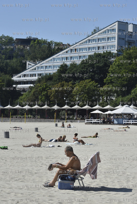 Plaża Gdynia - Środmieście. Nz. w oddali akademik...