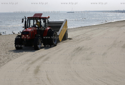 Sopot. Nz przesiewanie piasku.
17.04.2009
fot. Krzysztof...