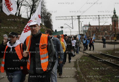 Gdansk. Dworzec Glowny. Protest kolejarzy, ktorzy domagaja...