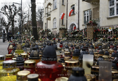 Sopot. Ul.  Armii Krajowej 55. Ludzie skladaja kwiaty...