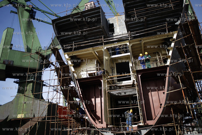 Stocznia Gdansk. Polozenie stepki pod statkiem NB87....