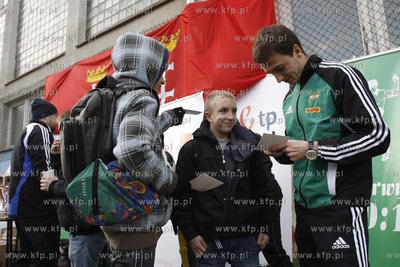 Gdansk Zaspa. Pilkarski turniej dzikich druzyn Do przerwy...