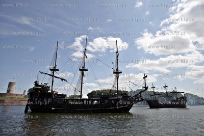 Inscenizacja bitwy morskiej w okolicy Twierdzy Wisloujscie....