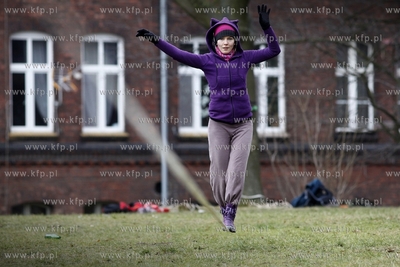 Ela Ostrowska trenuje slackline, czyli chodzenie po...