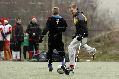 Gdansk Zaspa. Pilkarski turniej dzikich druzyn Do przerwy...