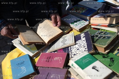 Gdańsk Oliwa. Wymiana książek wśród mieszkańców...