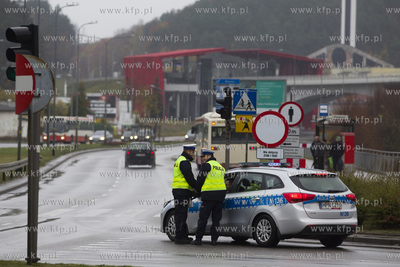 Dzień Wszystkich Świętych. Policja kieruje ruchem...