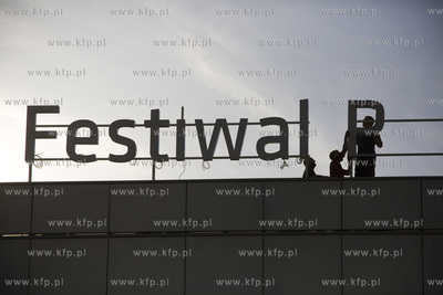 Zawieszanie napisu Festiwal Polskich Filmów Fabularnych...