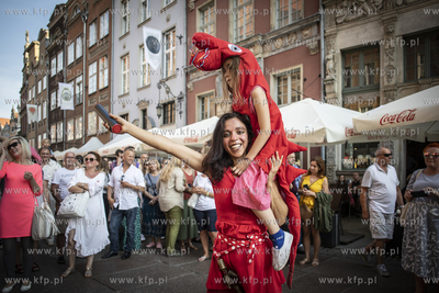Parada Artystów w stylu Korkoro ulicami Długą i...