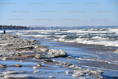 Zimowy spacer po plaży w Sobieszewie 13.02.2021 fot....