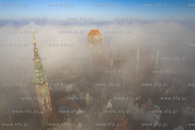 Jesienna mgła o poranku w Gdańsku. Wieże Ratusza...