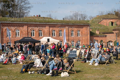 Ogląganie cześciowego, 13% zaśmienia słońca na...