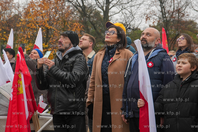 Góra Gradowa. Flagi dla mieszkańców i turystów...