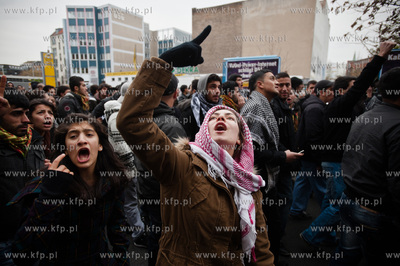 Berlin. Demonstracja grup lewicowych i antyfaszystow...