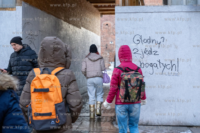 Gdańsk, Złota brama. Na rusztowaniu napis: "Głodny?...