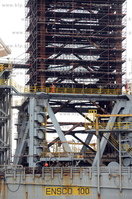 Samopodnosna platforma wiertnicza ENSCO100 przechodzi...