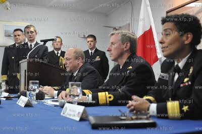 Okrety 12 panstw uczestniczacych w miedzynarodowych...