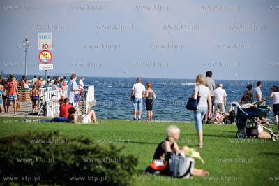 Gdynia. Tlumy turystow i mieszkancow gdyni podczas...