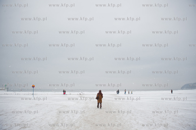 Gdynia. Mrozne zimowe popoludnie na plazy miejskiej....