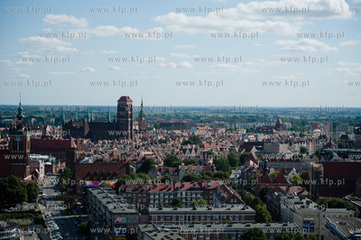 Gdansk. Widok na starowke, wieze Bazyliki Mariackiej...